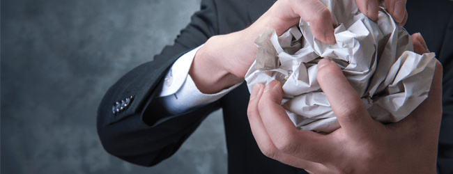 業者に更新代行を頼むと、対応の遅さなどで不満がたまることも…。