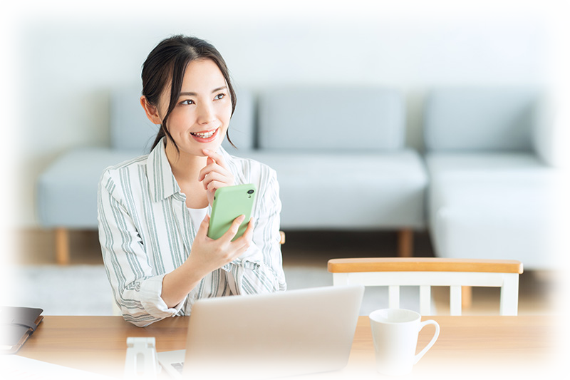 スマホやPCで会社を調べる求職者（採用サイト制作・採用ホームページ作成のイメージ）